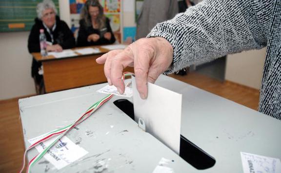 Önkormányzati választás urna kéz szavazólap