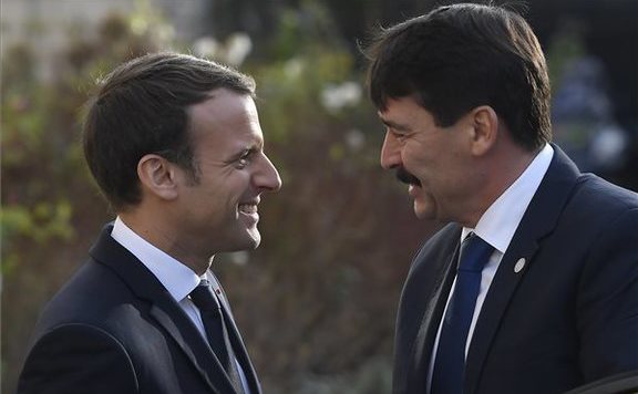 macron áder 576