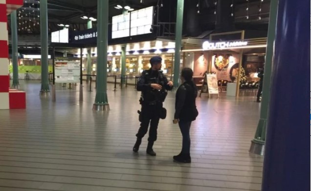 amszterdam reptér rendőrök