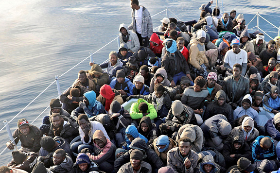 Ismét migránsokat vettek fedélzetükre görög hajók