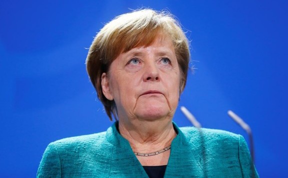 Ismét remegésroham tört Angela Merkelre a nyilvánosság előtt