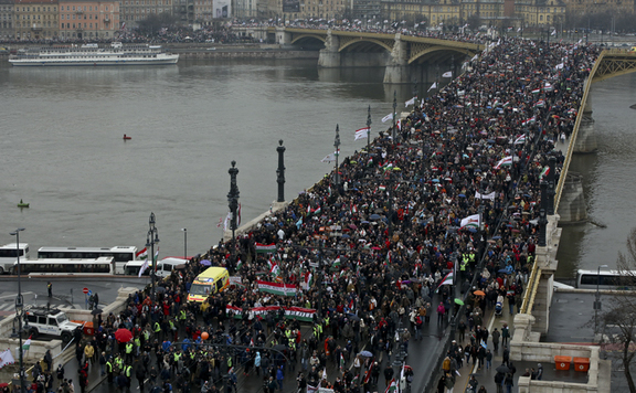 Magyarországon is kiéleződött a globalista–lokalista szembenállás