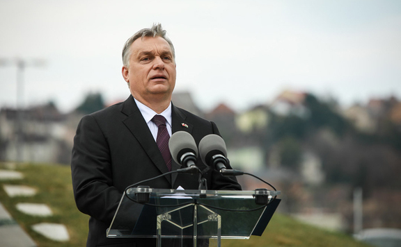 Orbán Viktor együttérzéséről és támogatásáról biztosította a francia államfőt és a francia püspöki kar elnökét
