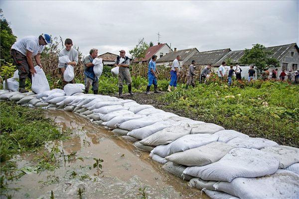 Forrás: mh Védekezés áradás nagy