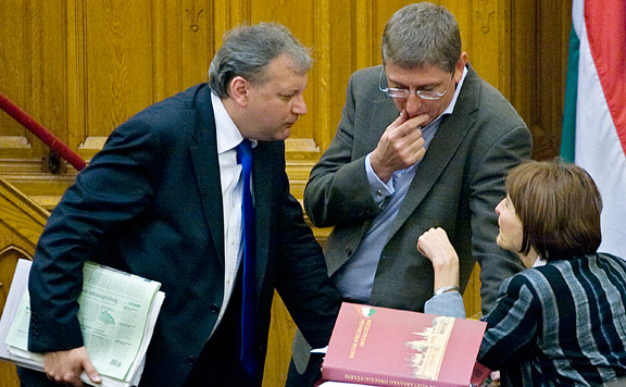 Fotó: MH Fidesz: Az ellenzéknek csak kampányban jutnak eszébe a devizahitelesek