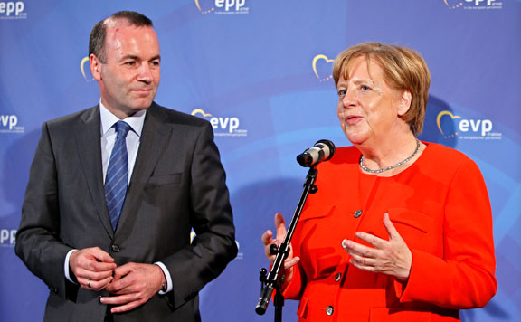 Forrás: mh Manfred Weber és Angela Merkel 20180607