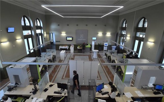 Legalább 10 százalékkal emelkedik a kormányhivatali dolgozók bére