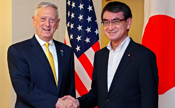 James Mattis és Taro Kono 20180630