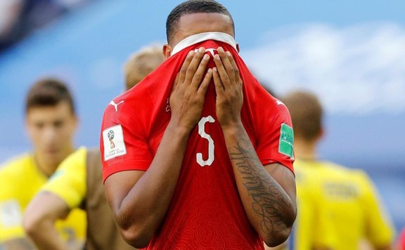 akanji fogja a fejét