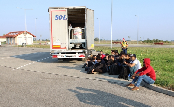 Török kamion migránsok