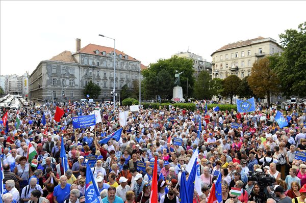 tüntetés bem tér