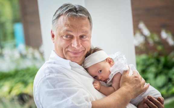Orbán Viktor és első unokája Aliz