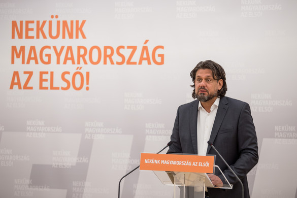 Deutsch: Brüsszelnek meg kell szüntetnie az anonim migránskártyákat!