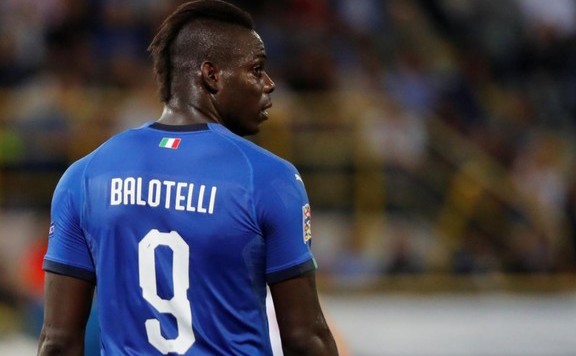 Balotellinek már megint elgurult, őrült robogós fogadás miatt jelentették fel