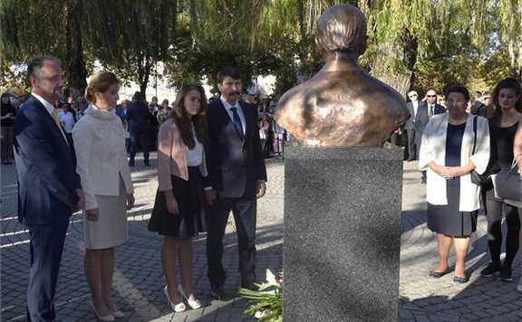 Forrás: mh Áder János Szoboravatás