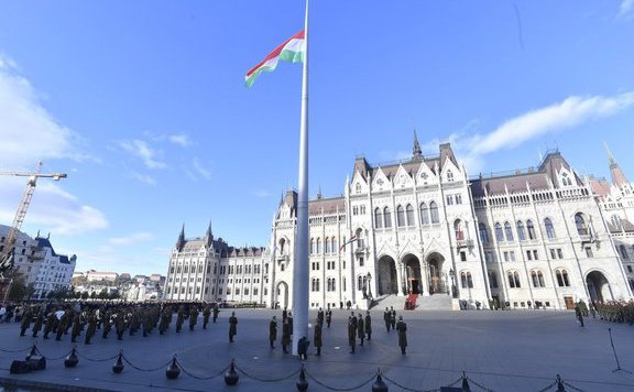 zászló parlament okt 23