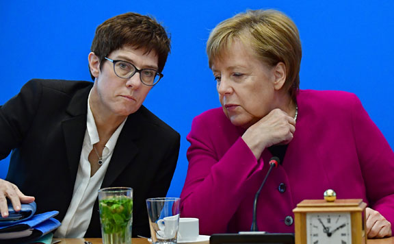 Forrás: mh Annegret Kramp-Karrenbauer és Angela Merkel 20181030