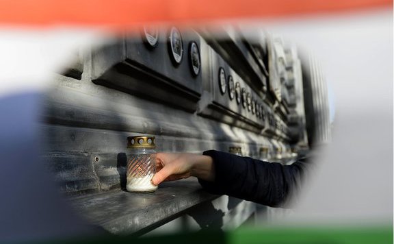 Forrás: mh megemlékezés terror háza hősök fala