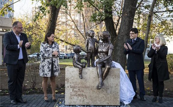 Szobor a kisgyermeket nevelők részérére Novák társaságában