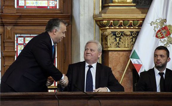 Forrás: mh orbán kezet fog