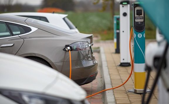 Több mint harminc elektromos töltőállomás várja a balatoni régióba érkezőket