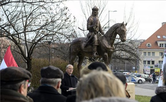 tarlós szobor