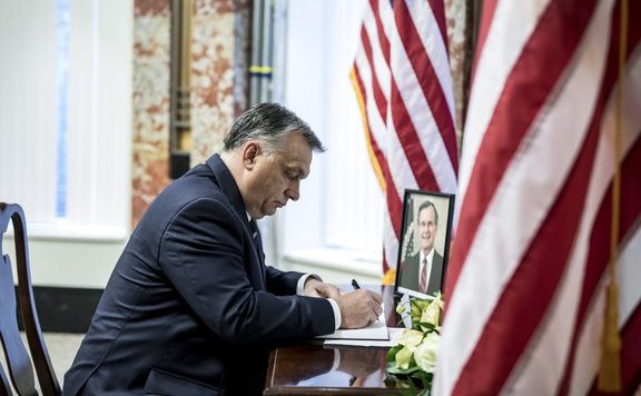 Forrás: mh orbán bush részvét