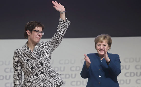 Forrás: mh Annegret Kramp-Karrenbauer és Angela Merkel 20181207