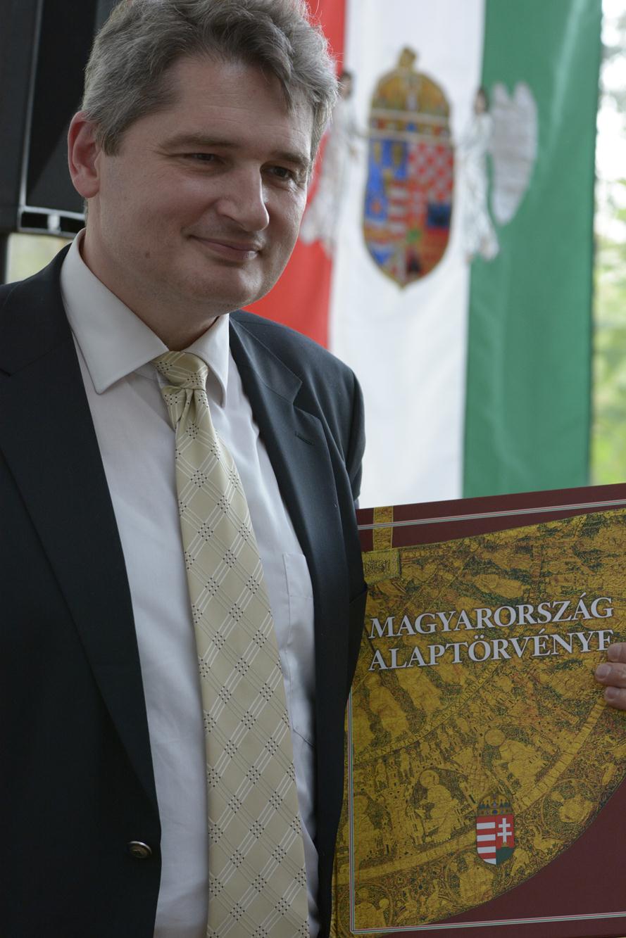Tóth Zoltán alapít