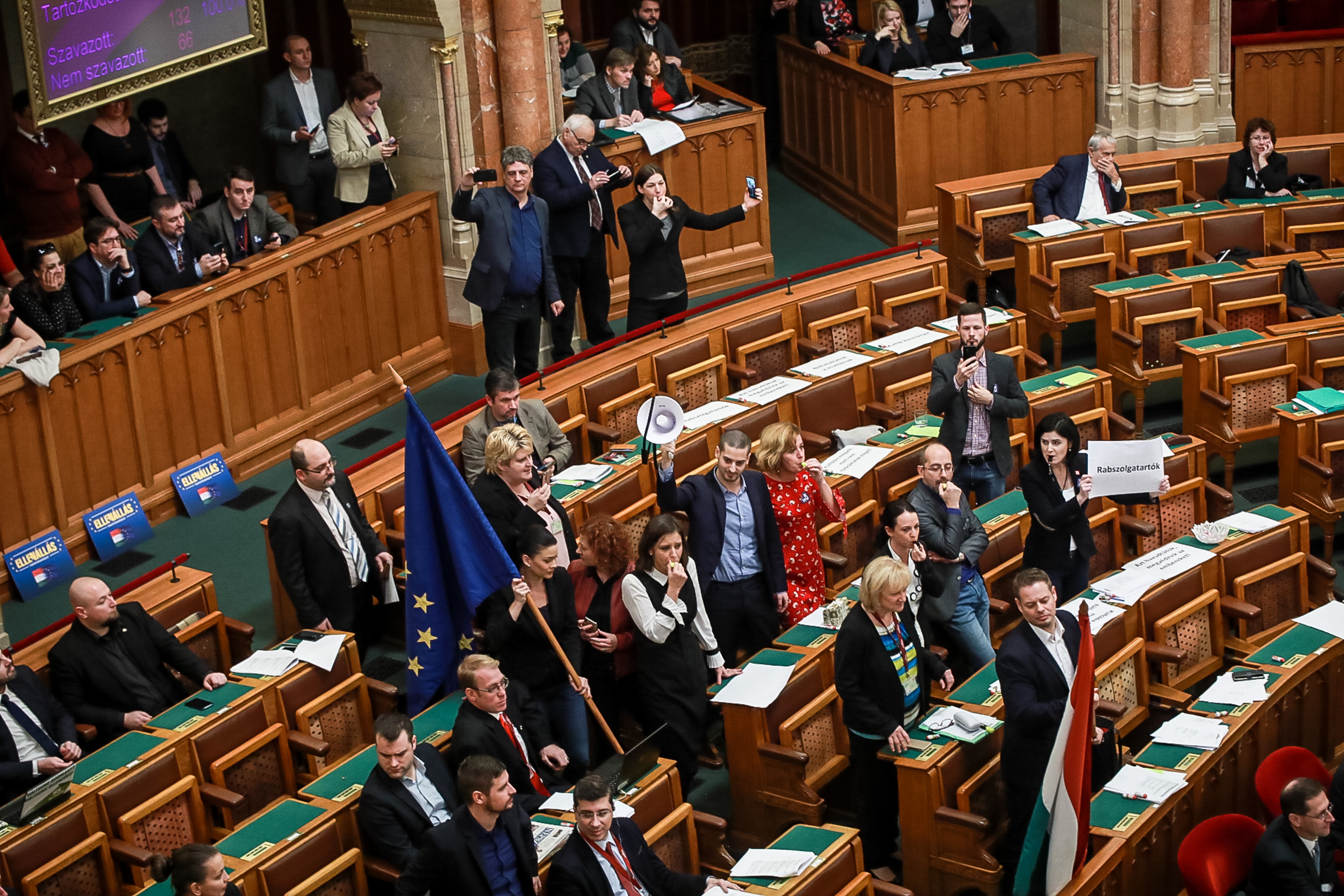 Botrány a parlamentben