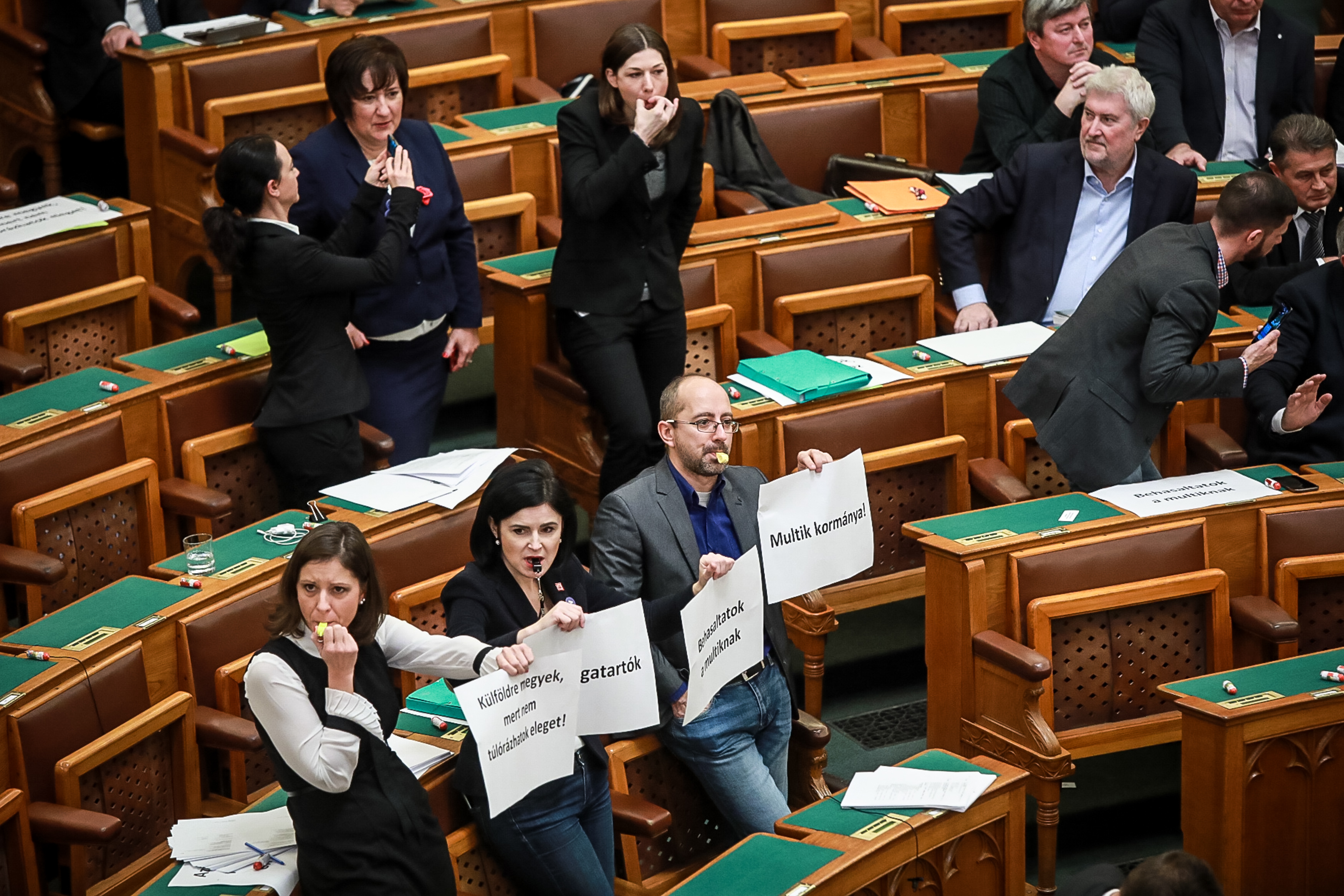 Botrány a parlamentben