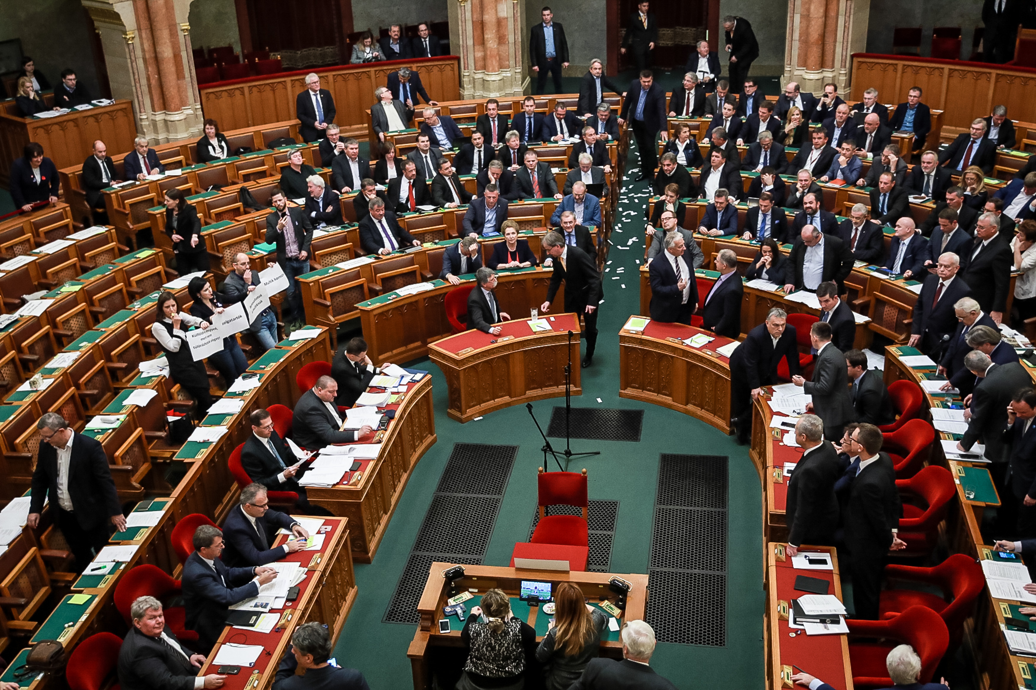 Botrány a parlamentben