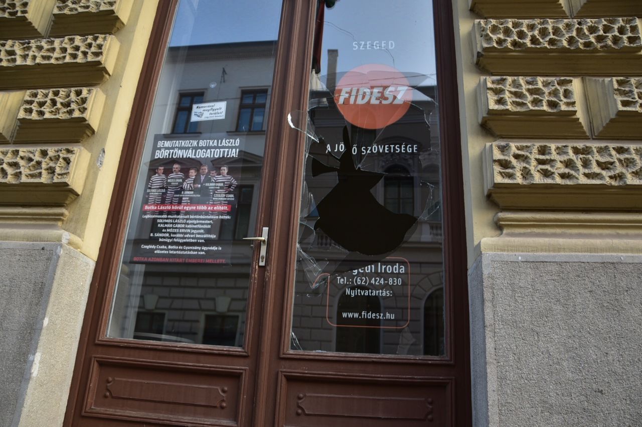 Forrás: mh szegedi fidesz-iroda ajtaja