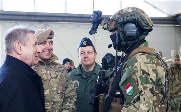 Benkő Tibor és egy fiatalember felszerelésben