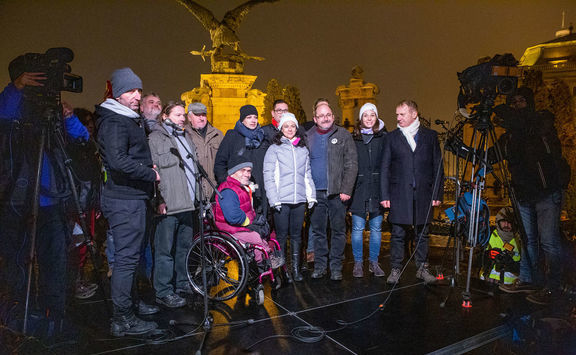 vár-tünti-politikusok-PP576