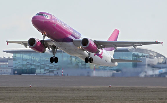Fogyasztóvédelmi vizsgálat indul a Wizz Air és a Kartago Tours utastájékoztatási gyakorlatának ügyében