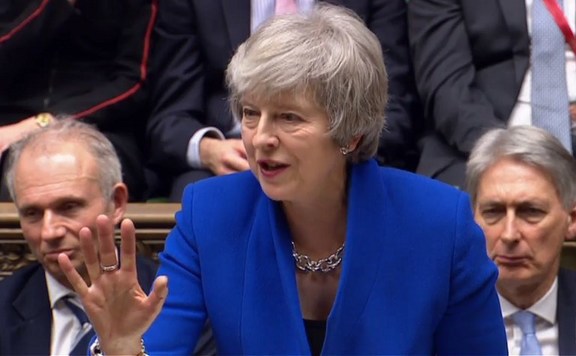 A Brexit további halasztásának kezdeményezésére kötelezték Theresa Mayt