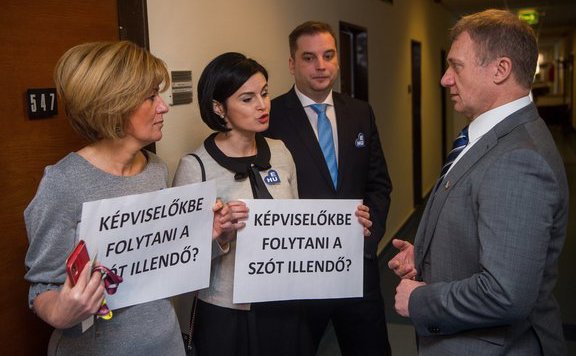 Forrás: mh kunhalmi helyesírás MTI