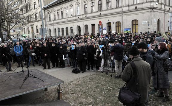 Forrás: mh pápa tér romagyilkosságok megemlékezés