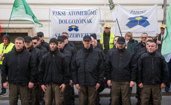 paksi szakszervezet demonstrál
