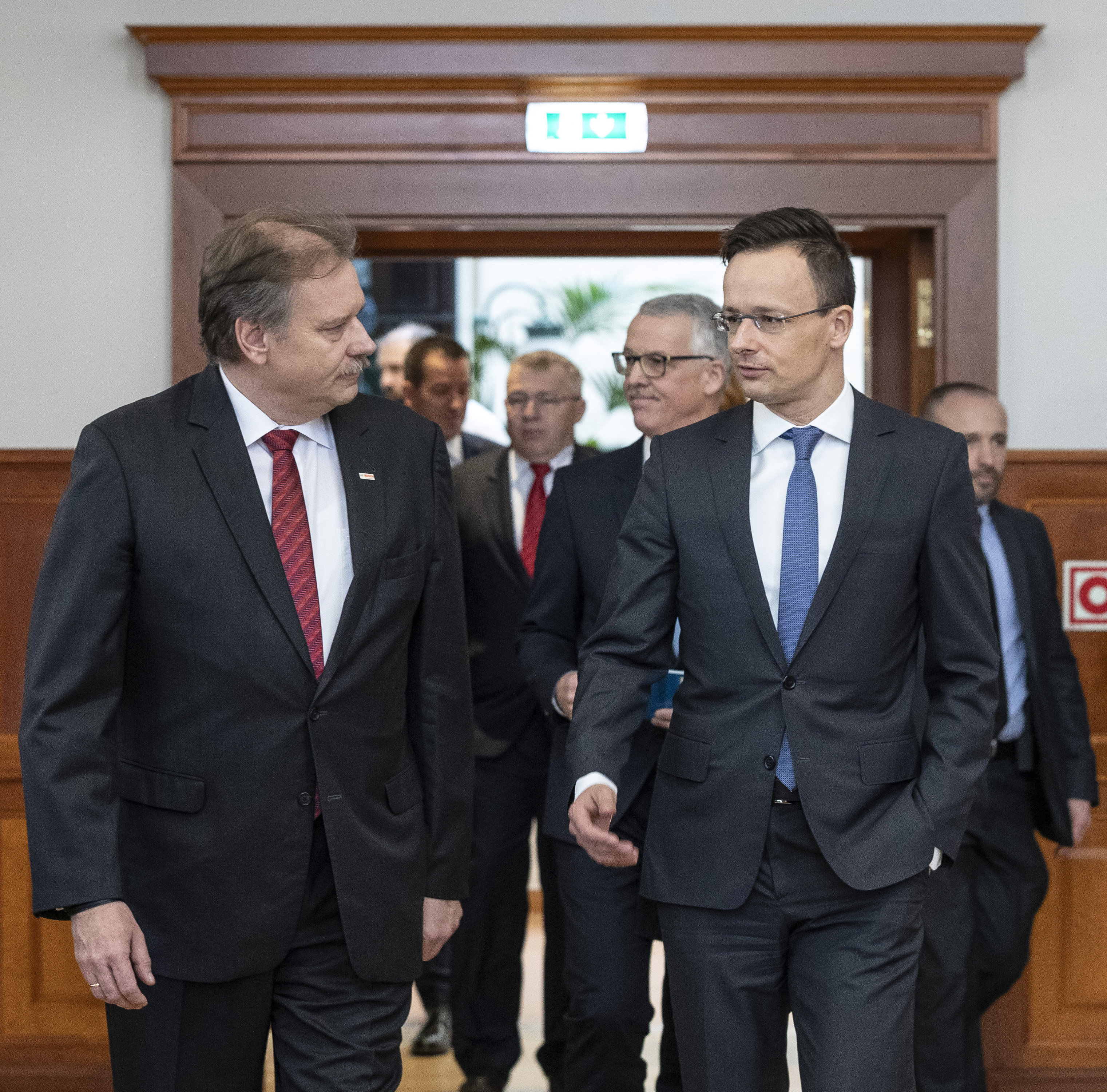 Szijjártó Péter és Daniel Korioth Bosch-ügyvezető igazgató