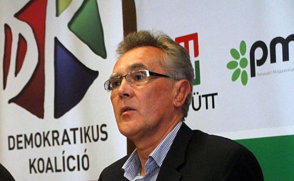 Pásztor Albert logók előtt